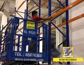 Selective pallet racking arrangement for aisle access