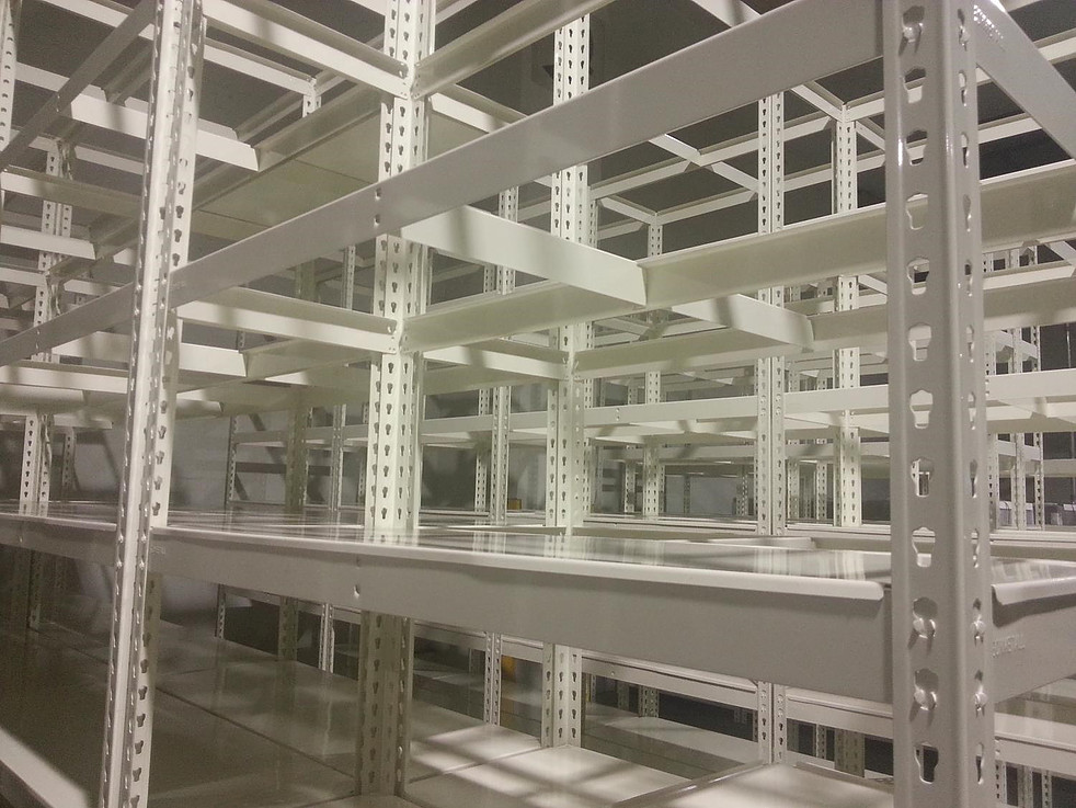 Boltless storage shelving for business stock