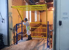 Safety pallet gate fitted at a mezzanine loading edge