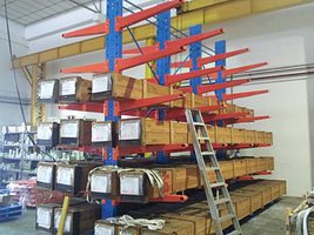 Cantilever rack upright and arm arrangement