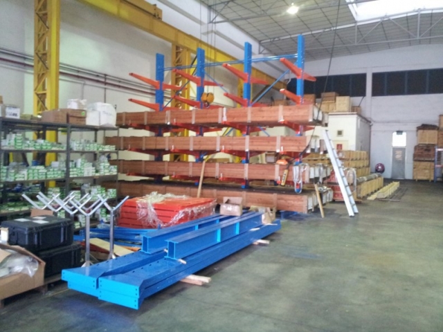 Cantilever warehouse storage rack layout