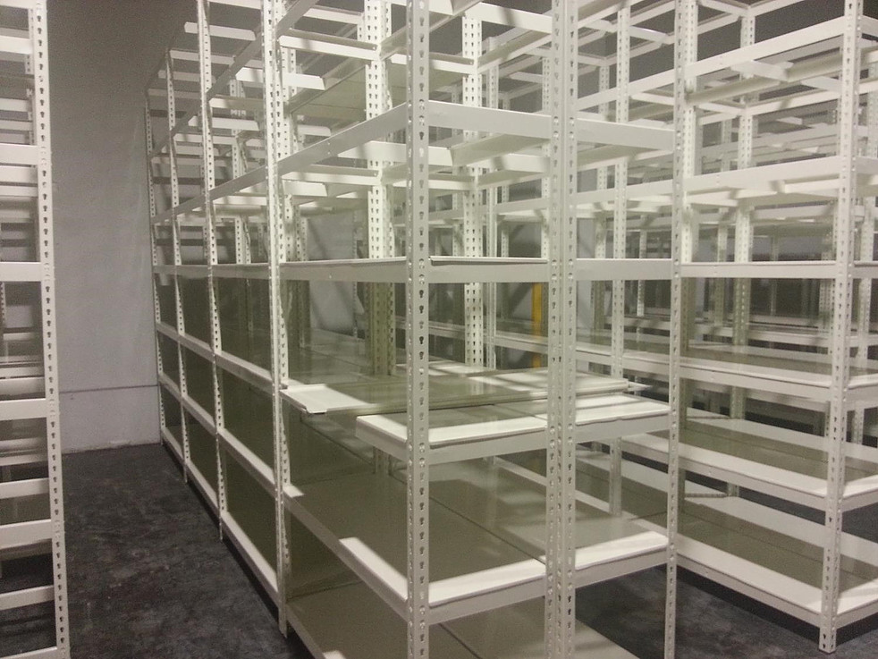 Rivet shelving arrangement with accessible shelf levels
