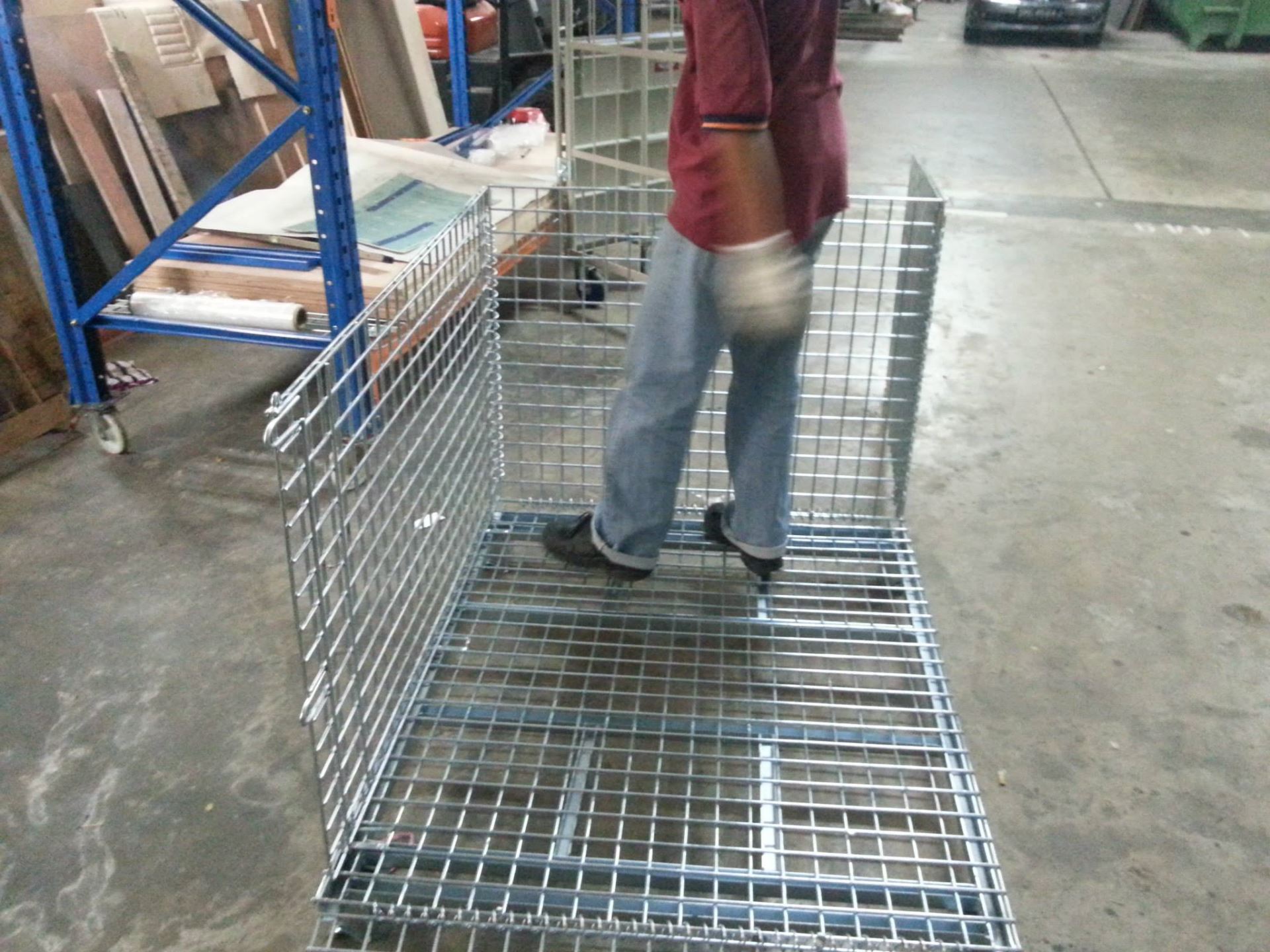Foldable Wire Mesh Cage container assembly