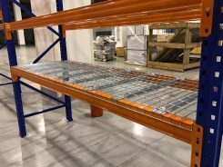 Wire mesh decking rack accessory with rib supports