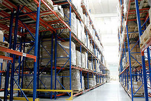 Double-deep pallet storage rack configuration